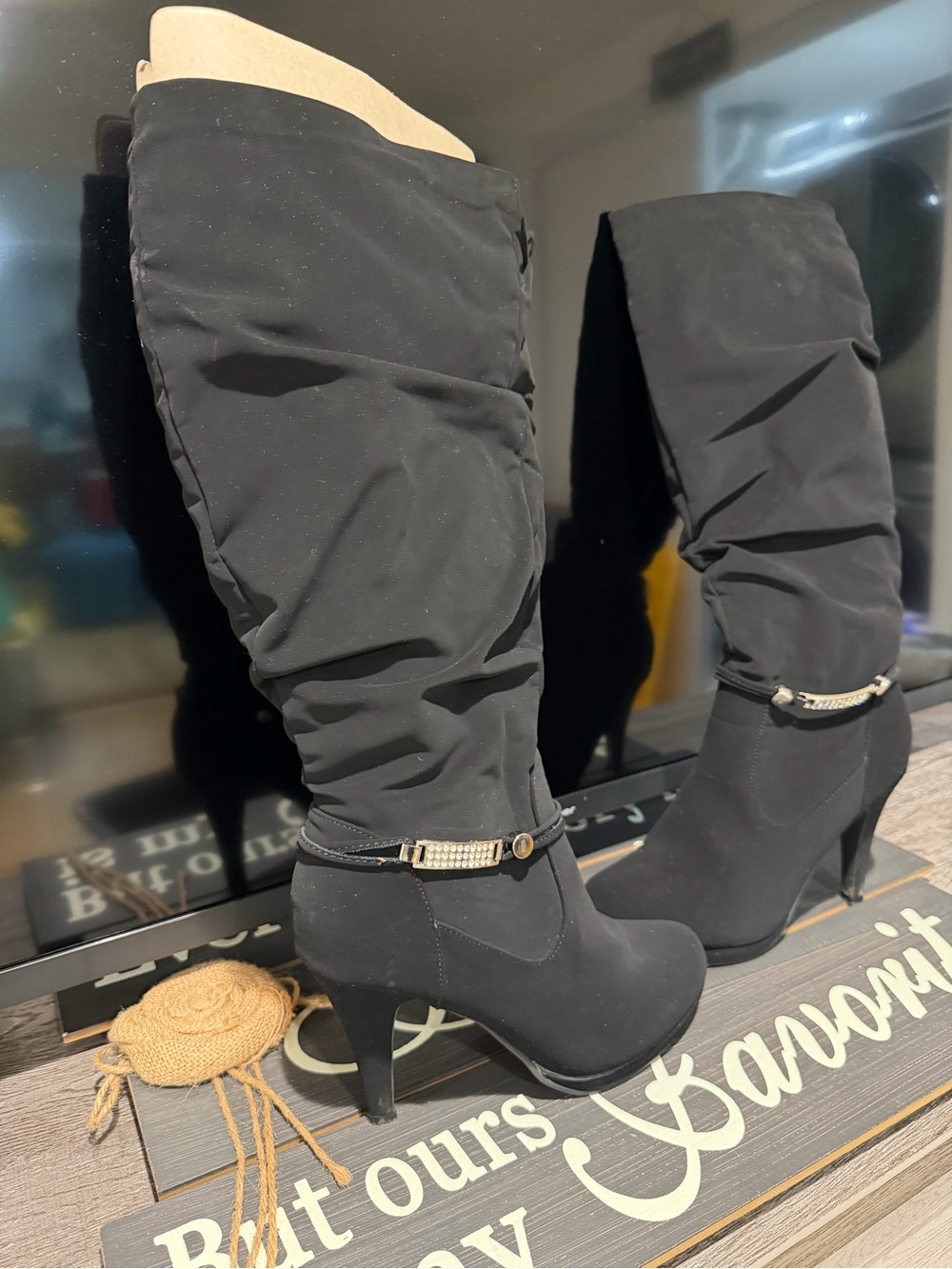Elegant Black Knee-High Heeled Boots with Decorative Buckle